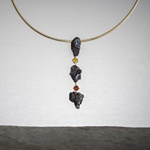 collar con meteorito zafiro y oro-alta joyeria